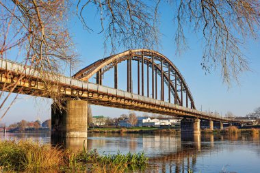 Gorzow Wielkopolski 'deki Warta Nehri üzerindeki eski demiryolu köprüsü. Yüksek kalite fotoğraf