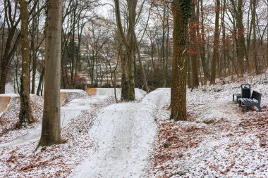Karla kaplı bir parktaki ağaçlar arasında bisiklet ya da motosiklet üzerinde gösteri yapmak için yollar ve rampalar. Yüksek kalite fotoğraf