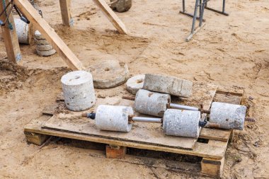 Açık hava spor sahasında iki beton dambıl ve beton halterli gözleme. Fakirler için bir oyun alanı. Yüksek kalite fotoğraf