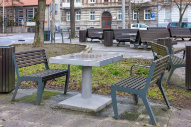 Boş sokak satranç masası ve şehir parkındaki banklar. Sokakta satranç oynuyor. Yüksek kalite fotoğraf