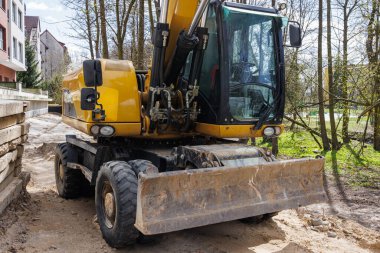 İnşaat alanında eski bir kazıcı var. Toprak işçileri için modern inşaat ekipmanları. Yüksek kalite fotoğraf