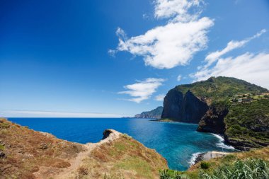 Madeira 'daki Miradouro do Guindaste gözlem güvertesinden görüntü. Portekiz. Atlantik Okyanusu ve görkemli uçurumlar. Yüksek kalite fotoğraf