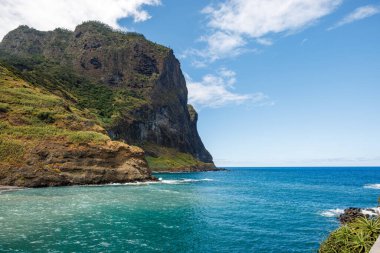 Atlantik Okyanusu 'nun turkuaz dalgaları ve Porto da Cruz' daki dev uçurumların manzarası. Madeira, Portekiz. Yüksek kalite fotoğraf