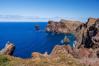 Atlantik Okyanusu ve Madeira Adası 'ndaki Ponta de Sao Lourenco Burnu' nun güzel kayalık manzarası. Portekiz. Yüksek kalite fotoğraf