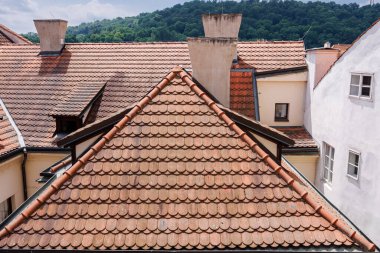 Koyu renkli kiremitli evlerin çatılarına yakın çekim. Döşeme çatı kaplaması. Yüksek kalite fotoğraf