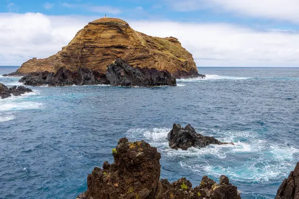 Portekiz 'in Madeira Adası' ndaki Atlantik Okyanusu 'nda volkanik kayalar. Okyanus dalgaları siyah kayalara çarpıyor. Yüksek kalite fotoğraf
