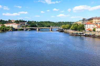 Charles Köprüsü 'nden bir köprü ve nehir teknesi olan Vltava Nehri manzarası. Yaz Prag manzarası. Yüksek kalite fotoğraf