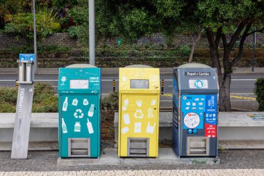 Funchal, Madeira Adası, Portekiz - 10 Temmuz 2025; Atık ayıklama standı için çok renkli çöp konteynerleri. Simgeli kaplar. Yüksek kalite fotoğraf