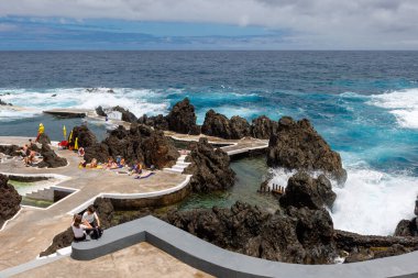 Porto Moniz, Madeira - 7 Temmuz 2025; Eğlence ve yüzme için altyapısı olan doğal lav havuzları. Lav havuzlarında yüzmek. Yüksek kalite fotoğraf