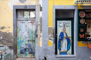Funchal, Madeira, Portekiz - 08 Temmuz 2025; Funchal 'ın tarihi merkezi. Evlerin alçısını soymak ve sanatçılar tarafından boyanmış güzel kapılar. Yüksek kalite fotoğraf
