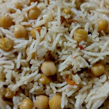 Lezzetli pişmiş baharatlı nohut pilavı. Arkaplan dokusu.