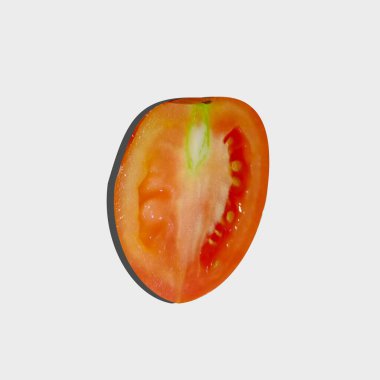 Beyaz arka planda izole edilmiş taze kırmızı domates dilimi..