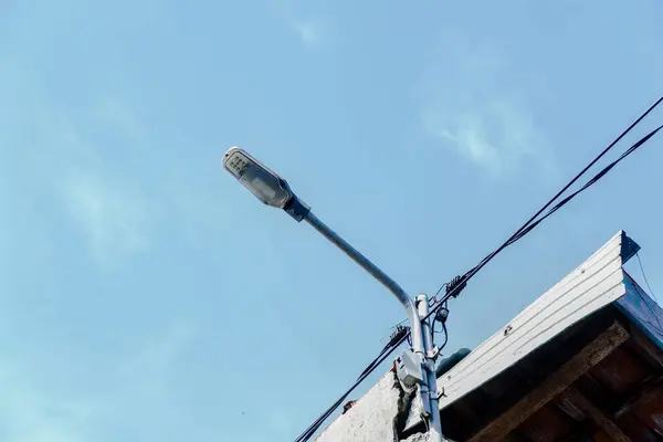 Gökyüzünde elektrik direği