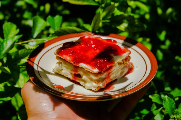 Çilek reçelli lezzetli pasta.
