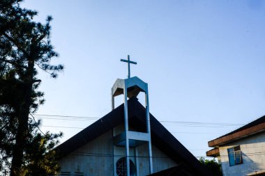 Şehirdeki eski kilise.