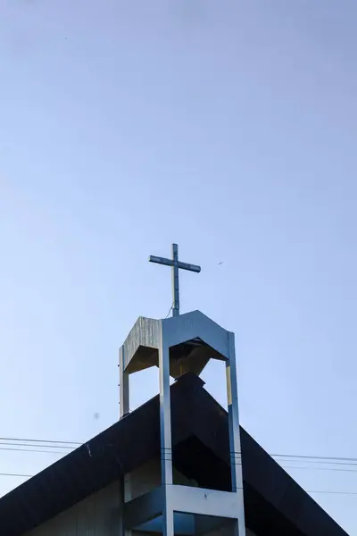 Mavi gökyüzünün arkasındaki kilise.