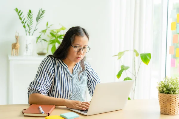 Asian Woman Using Laptop Typing Home Asia Businesswomen Freelancer Working — Stock Photo, Image