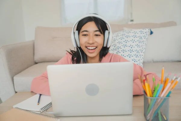 Potret Gadis Asia Belajar Online Dengan Tutor Laptop Dengan Headphone Stok Lukisan  