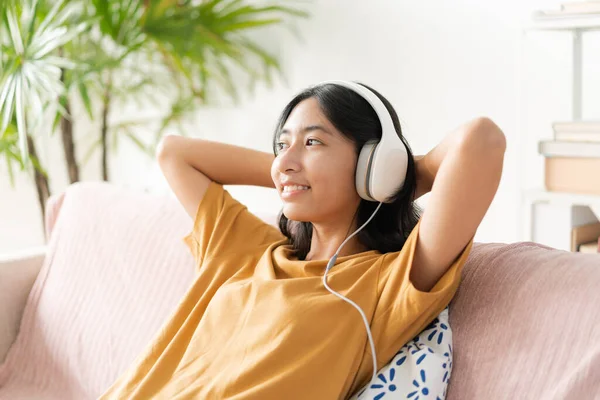 Asian Teenager Listening Music Smartphone Headphone Enjoy Asia Woman Using 图库照片