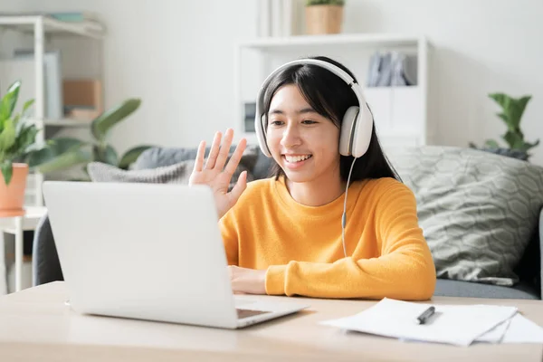 Feliz Chica Asiática Saludando Amigo Ordenador Portátil Casa Con Auriculares Imagen De Stock