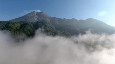 Hava Aracı Sis Volkanı 'nı vurdu Merapi Dağı Sabah Endonezyası