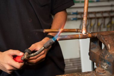 Tezgahta ince ve kurşun lehimleme araçları