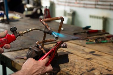 Tezgahta ince ve kurşun lehimleme araçları