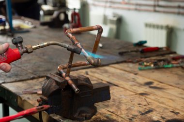 Tezgahta ince ve kurşun lehimleme araçları