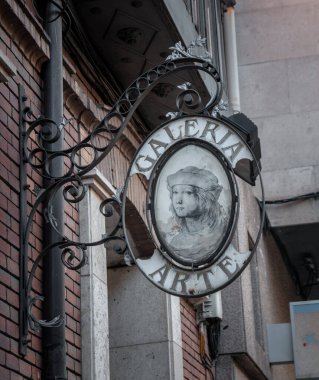 Eski bir sanat galerisinin yırtık işareti