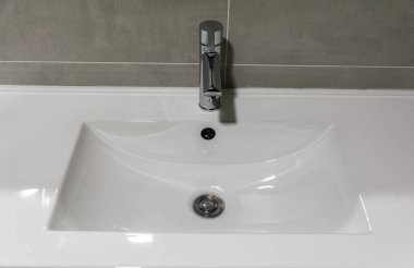 Musluğu ve musluğu kapayıp alüminyum rengi takarak lavaboya git