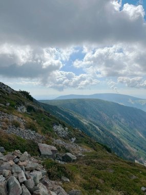 Dağ yaz manzarası, dağ vadisi, dağ ormanı, dağlar üzerindeki bulutlar.