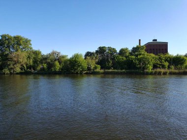 Nehir, ağaçlar, çalılar ve çimenler nehir boyunca büyür. Nehrin güzel manzarası, doğa