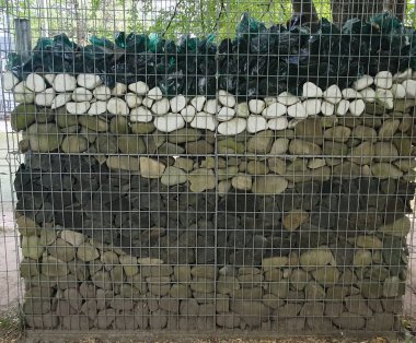 Taştan, doğal taştan, çakıl taşından, kırıntılardan, ezilmiş taştan, peyzaj tasarımının yaratıcı bir elementi olan yeşil ve pergonlar..