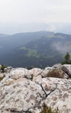 Parlak yaz güneşiyle aydınlanan kayalık dağlar. Arkasında mavi bulutsuz bir gökyüzü var. Kayalık yamaçlar. Macera, dağcılık, turizm veya ilham konseptleri için
