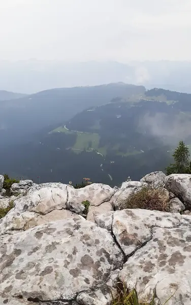 Parlak yaz güneşiyle aydınlanan kayalık dağlar. Arkasında mavi bulutsuz bir gökyüzü var. Kayalık yamaçlar. Macera, dağcılık, turizm veya ilham konseptleri için