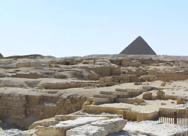 Kumlu genişlikleri ve görkemli kayalık dağlarıyla Mısır 'ın etkileyici manzarası. Güneş ışınları kum ve kayalık yamaçların dokusunu vurgular. Seyahat kavramları, tarihi temalar veya çöl estetiği için