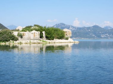 Kıyıdaki kayalık bir adada kristal berrak suyla yıkanmış antik bir kale. Devasa taş duvarlar, doğal manzarayla birleşerek ortaçağ zamanlarını ve savunma tahkimatlarını hatırlatıyor..