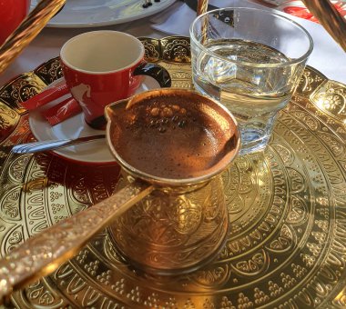 Türk kahvesi, bir Türk tenceresinde demlenmiş ve zarif bardaklarda servis edilen aromatik bir kahvedir. Kahve dükkanlarının reklamları, aşçılık blogları, seyahat makaleleri ya da geleneksel içkiler için..
