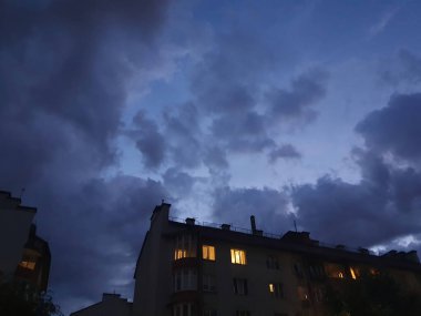 Bir yaz akşamı sihrini gözler önüne serer gökyüzü hassas gölgelerle boyanır. Havada hoş bir akşam serinliği var. Bir anlık huzur ve güzellik romantik ruh halleri ve ilham için uygundur.