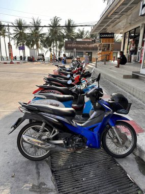 Caddeye park etmiş motosiklet.