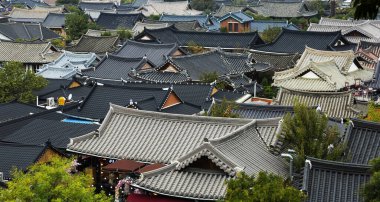 Bu tarihi binanın dış cephesinde bazı karakterleri, hayvanları ya da çiçekleri temsil eden renk detaylarıyla çekildi. Jenju, Güney Kore, Asya 'da geçiyor.