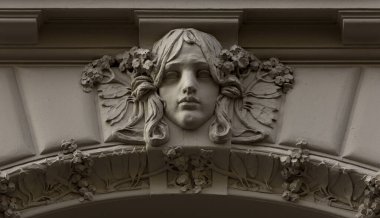 Bu tarihi binanın dış cephesinde bazı karakterleri, hayvanları ya da çiçekleri temsil eden renk detaylarıyla çekildi. Prag, Çek Repbliç, Avrupa 'da geçiyor