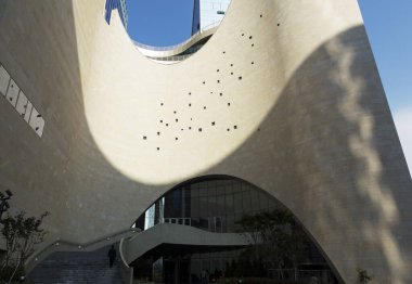 Bu tarihi binanın dış cephesinde bazı karakterleri, hayvanları ya da çiçekleri temsil eden renk detaylarıyla çekildi. Seul, Güney Kore, Asya 'da geçiyor.