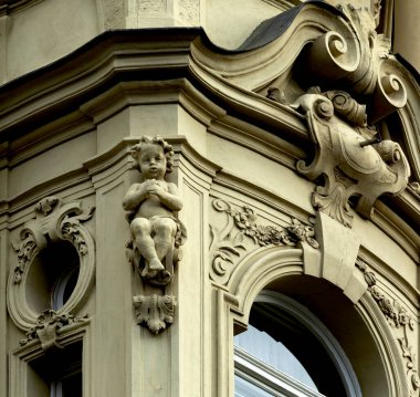 Bu tarihi binanın dış cephesinde bazı karakterleri, hayvanları ya da çiçekleri temsil eden renk detaylarıyla çekildi. Prag, Çek Repbliç, Avrupa 'da geçiyor