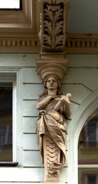 Bu tarihi binanın dış cephesinde bazı karakterleri, hayvanları ya da çiçekleri temsil eden renk detaylarıyla çekildi. Prag, Çek Repbliç, Avrupa 'da geçiyor