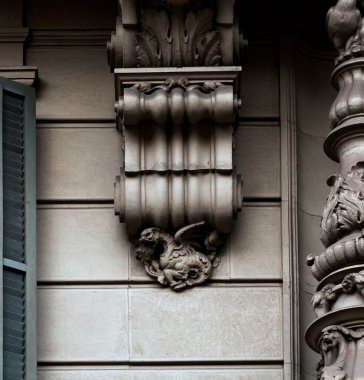 Bu tarihi binanın dış cephesinde bazı karakterleri, hayvanları ya da çiçekleri temsil eden renk detaylarıyla çekildi. Eixample, Barcelona, Catalunya, İspanya, Avrupa 'da geçiyor