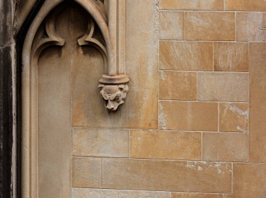 Bu tarihi binanın dış cephesinde bazı karakterleri, hayvanları ya da çiçekleri temsil eden renk detaylarıyla çekildi. Eixample, Barcelona, Catalunya, İspanya, Avrupa 'da geçiyor