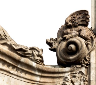 Bu tarihi binanın dış cephesinde bazı karakterleri, hayvanları ya da çiçekleri temsil eden renk detaylarıyla çekildi. Eixample, Barcelona, Catalunya, İspanya, Avrupa 'da geçiyor