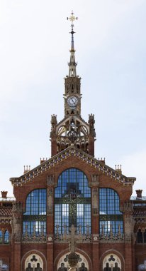 Bu tarihi binanın dış cephesinde bazı karakterleri, hayvanları ya da çiçekleri temsil eden renk detaylarıyla çekildi. Eixample, Barcelona, Catalunya, İspanya, Avrupa 'da geçiyor