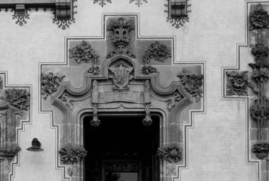 Binaların ana kapılarıyla çeşitli geometriler oluşturan şehir ağaçlarını gösteren bir dizi resim siyah beyaz olarak çekildi. Barcelona, Vilassar de Mar, Maresme, Catalunya, İspanya, Avrupa 'da geçiyor.